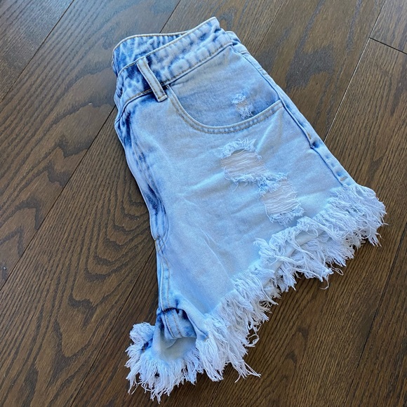 NEW White Wash Jean Shorts 💙 - Picture 3 of 11